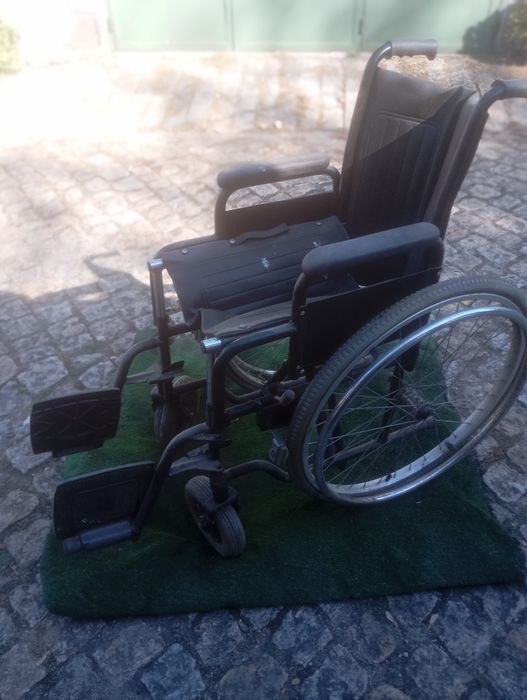 Cadeira de rodas usada