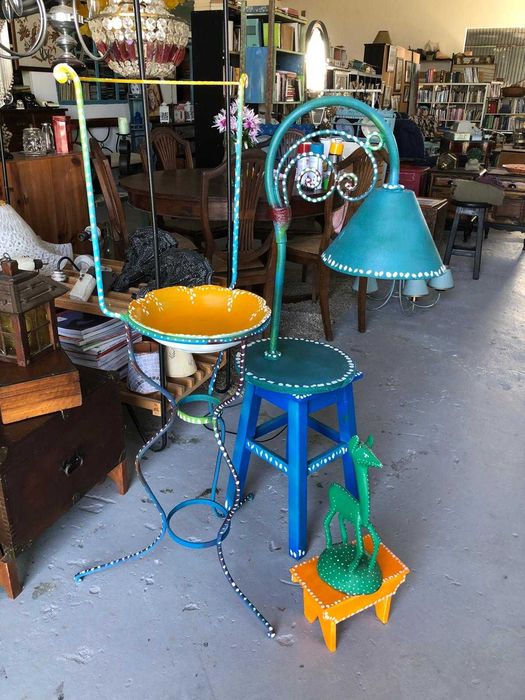 Lavatório muito colorido com bacia. Pintura Manual.