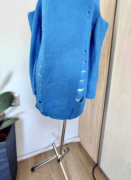 Sweter niebieski z dziurami dekolt rozmiar uniweresalny