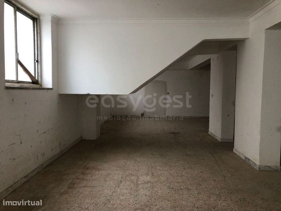 Loja com 210m² em cave com acesso direto à rua