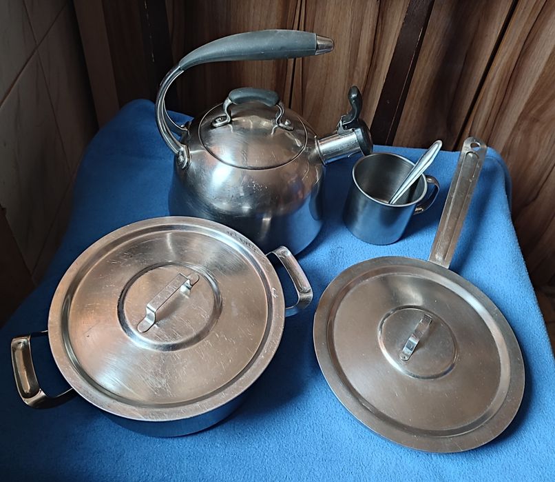 Кастрюля, 2 л.,чайник, 2,5 л., сковорода,  нержавейка, кружка,  СССР