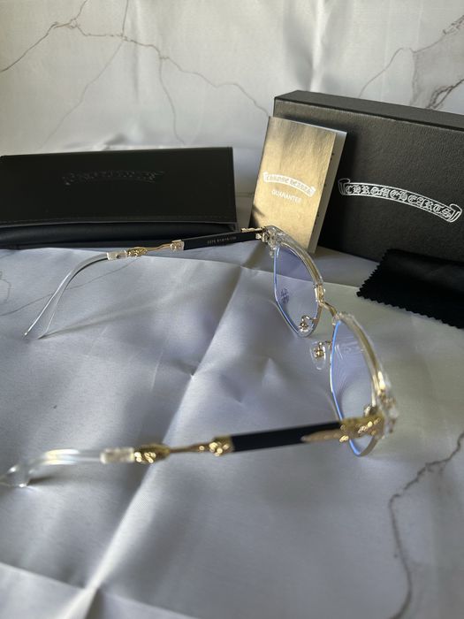 Óculos pretos e transparentes da Chrome Hearts