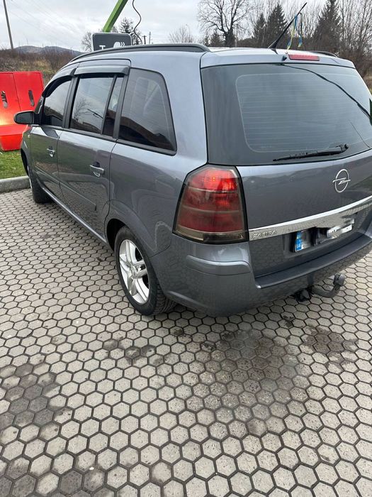 Машина Opel Zafira B