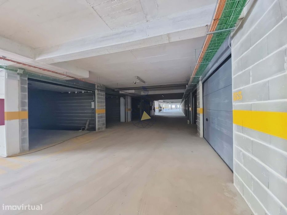 Garagens Box à Venda em Portimão — de 16 m² a 28 m², entre a estação d