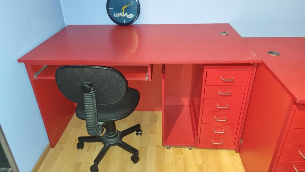 Biurko czerwone z fotelem
