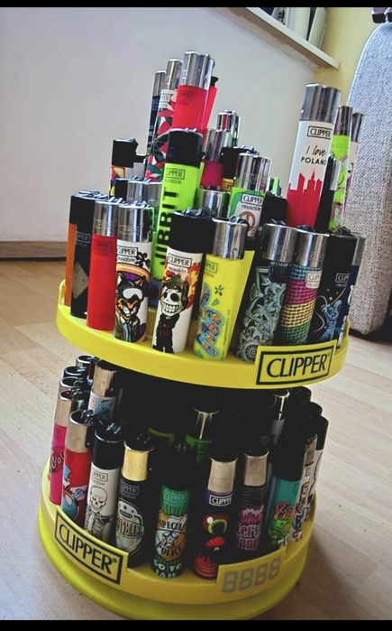 Zestaw Zapalniczek Clipper szt 200+ oraz 2 oryginalne obracane stojaki