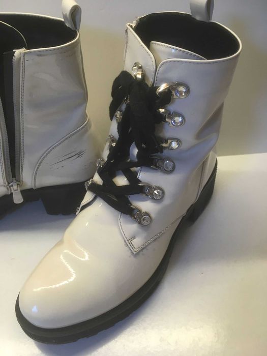 Botas Brancas e Pretas Envernizadas