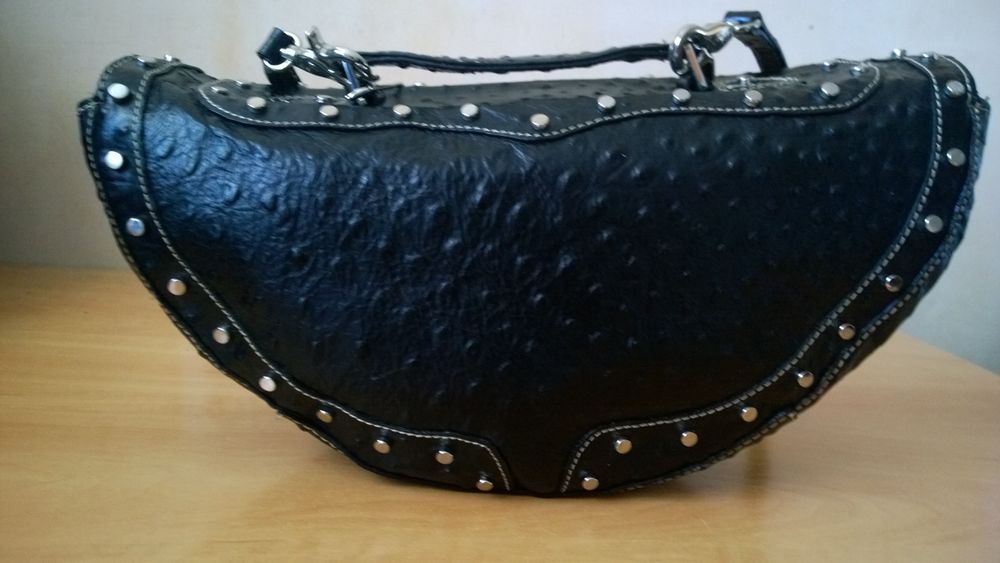 Сумка-седло из страусиной кожи Genuine Leather, Deborah Lewis. Италия