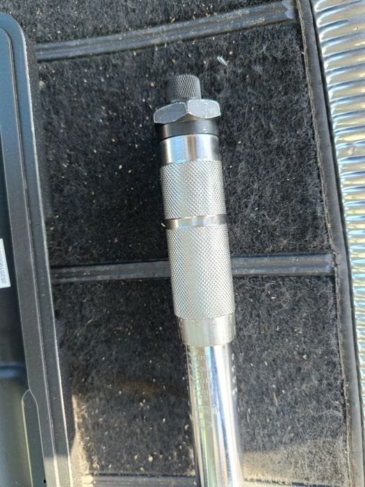 Klucz dynamometryczny 1/2” 40–210 Nm + nasadki – komplet
Sprzedam kluc