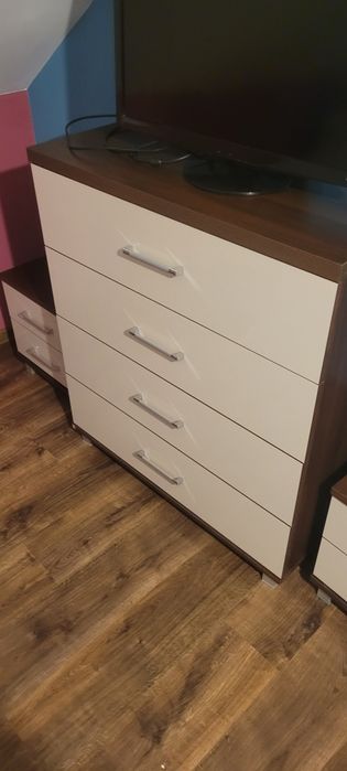 Łóżko + komoda +szafki nocne.