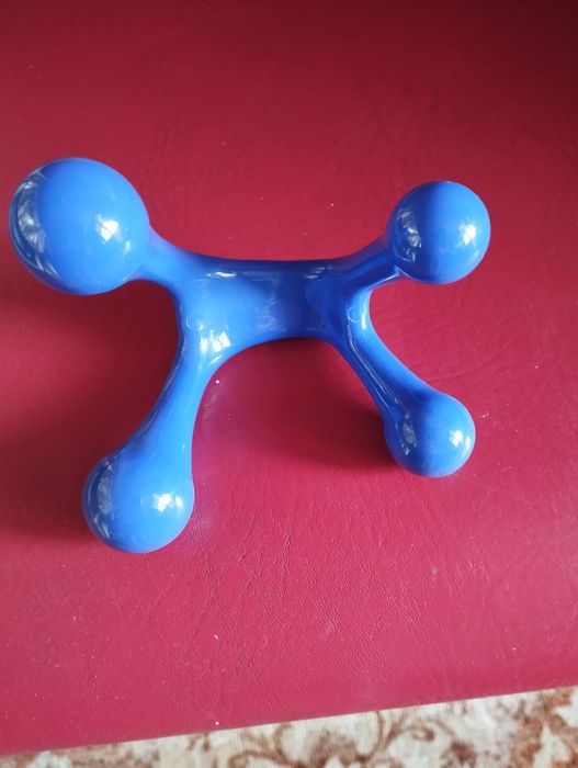 Міні масажер длінна 11см ціна200гр .три насадки на батарейки пишіть.