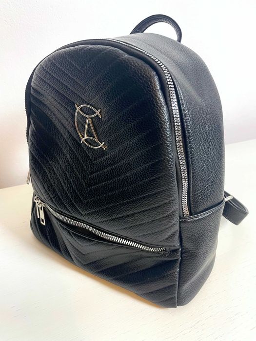 Mały pojemy, podręczny plecaczek CZARNY