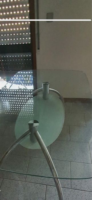 Mesa de cozinha em vidro com os pés cromados
