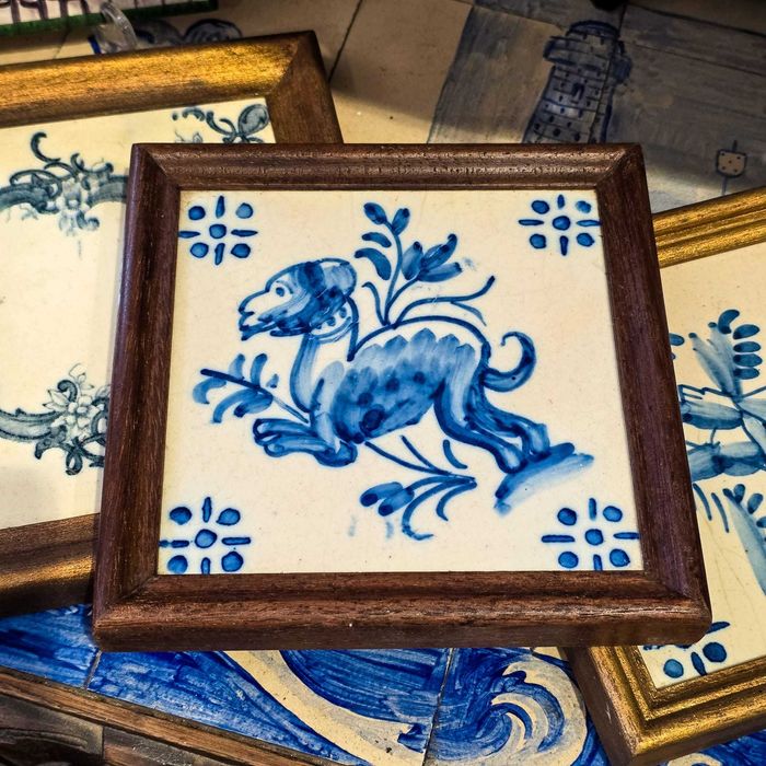 Azulejo Português Lamego com Moldura Madeira – Motivo Tradicional Azul