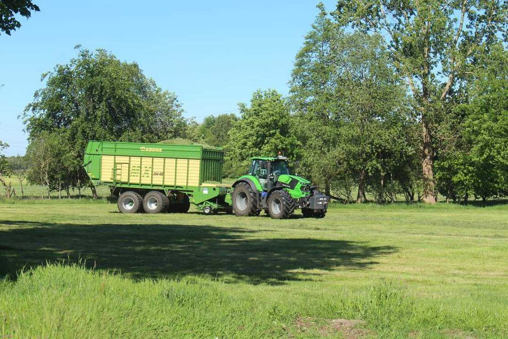 Zbiór traw przyczepą samozbierającą Krone, zbiór kukurydzy