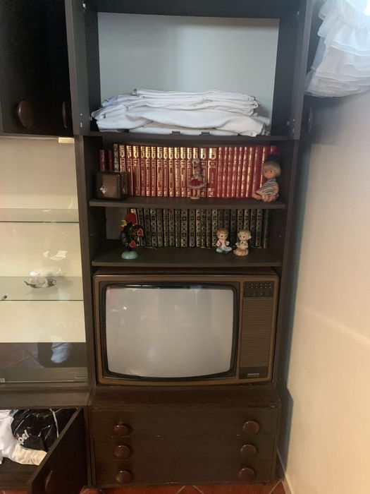 Estante modular de sala em madeira escura – 3 módulos (com vitrine)