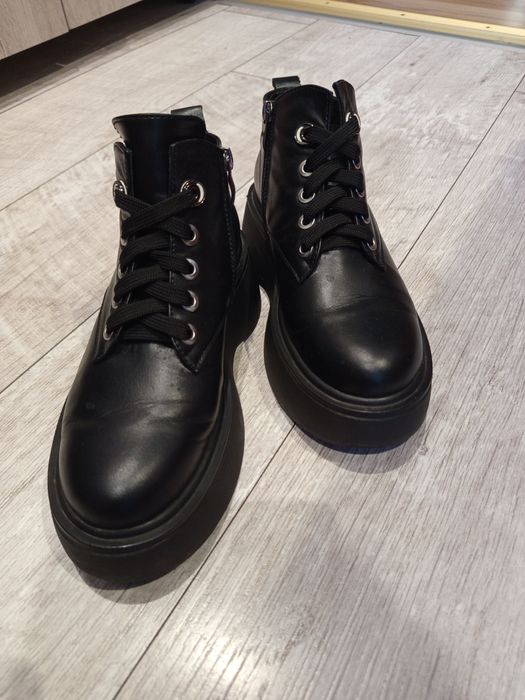 Продам осінні ботінки.