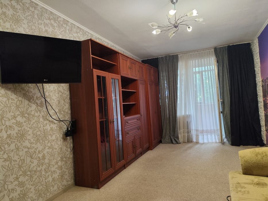 1-ка постійно є опалення і горяча вода, без комісії. м. Житомирська.