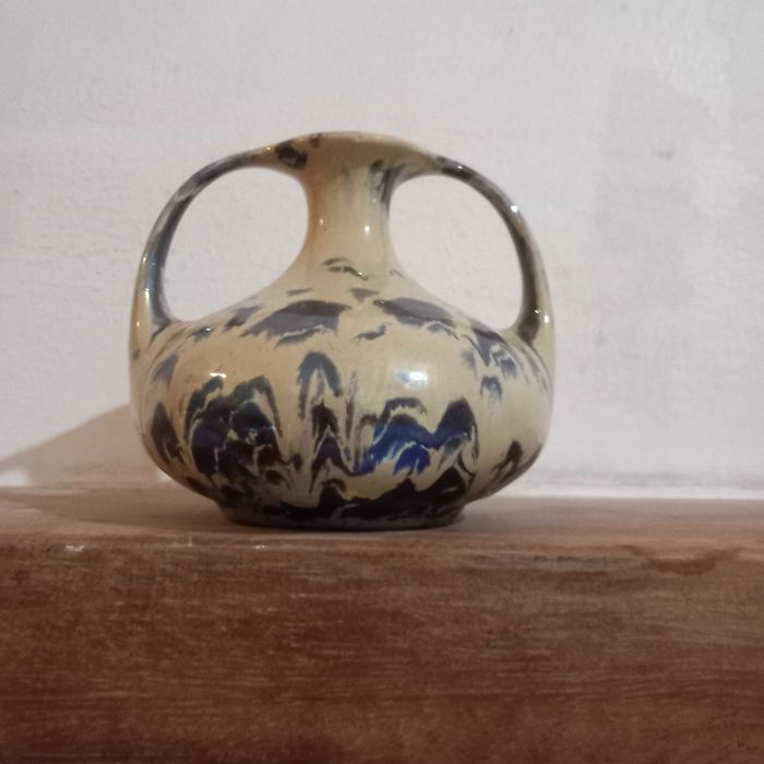 Pequena jarra com asas