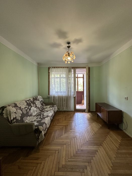 Продається 3 кім чешка в районі Комарова на 2 поверсі