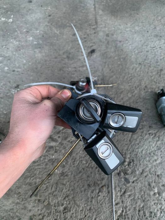 Дверний замок з ключем w124 e250 e200 e230 e280 e300 e124