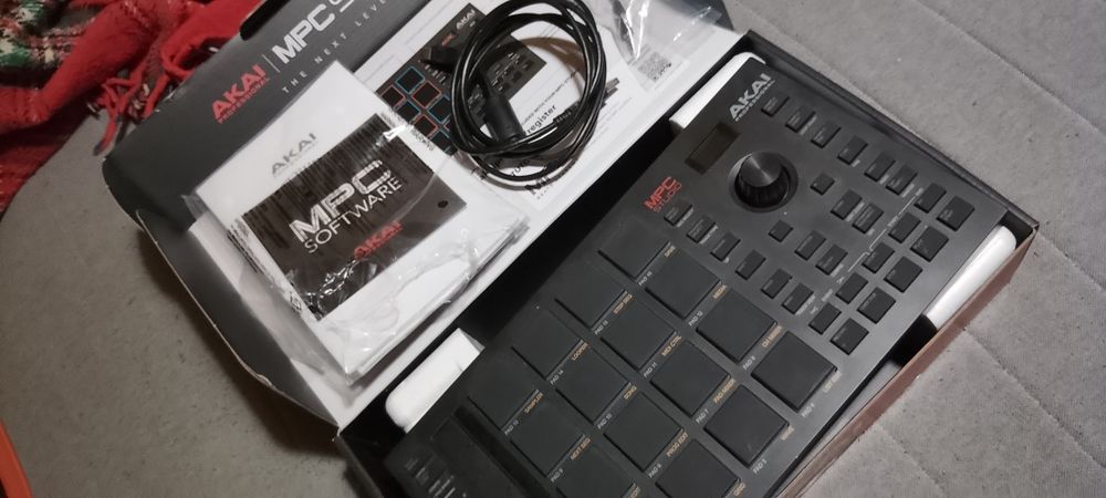 MPC studio liveAkai MPC studio live MK2 na caixa , utilizada 2 X somente