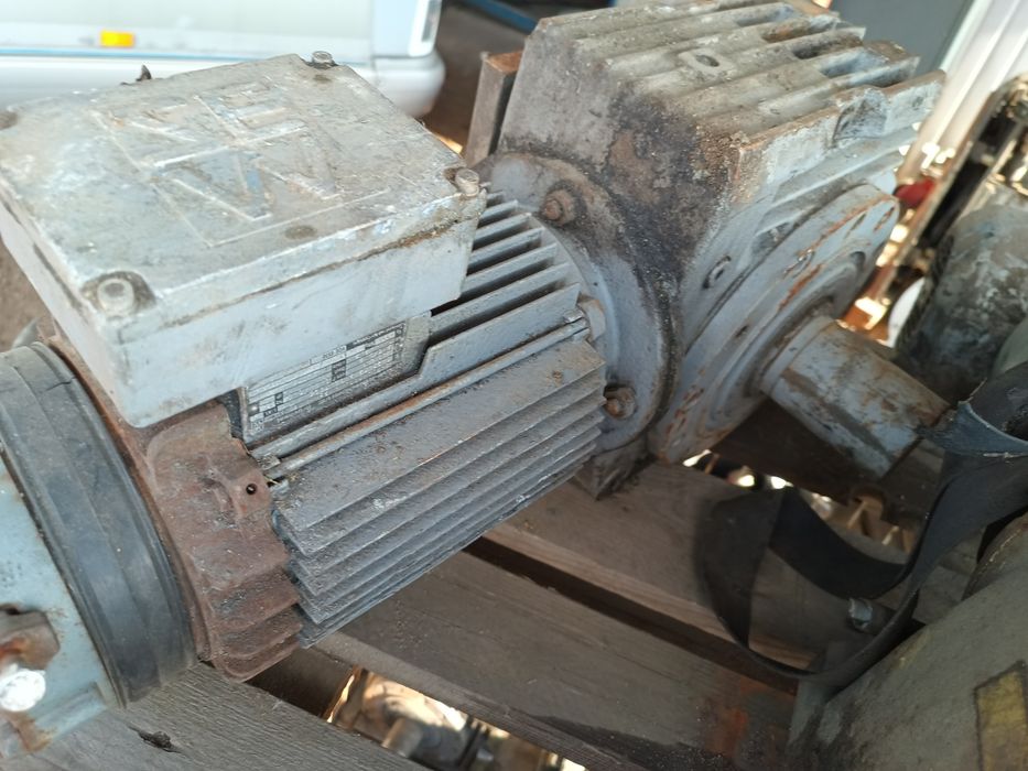 Motoreduktor 2,2kW 56obr lub 14obr dwubiegowy