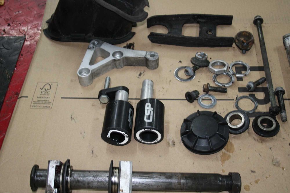 Śruby Szpilki Silnika Oś Crash Pad Ślizg Yamaha R6 RJ05 RJ09 5SL 03-05