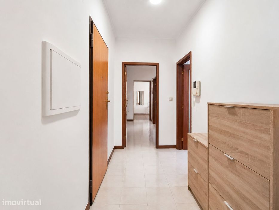 T2 com Garagem, Arrumos e Terraço e Jardim