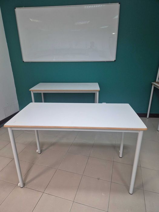 Mesas e cadeiras para salas de estudo