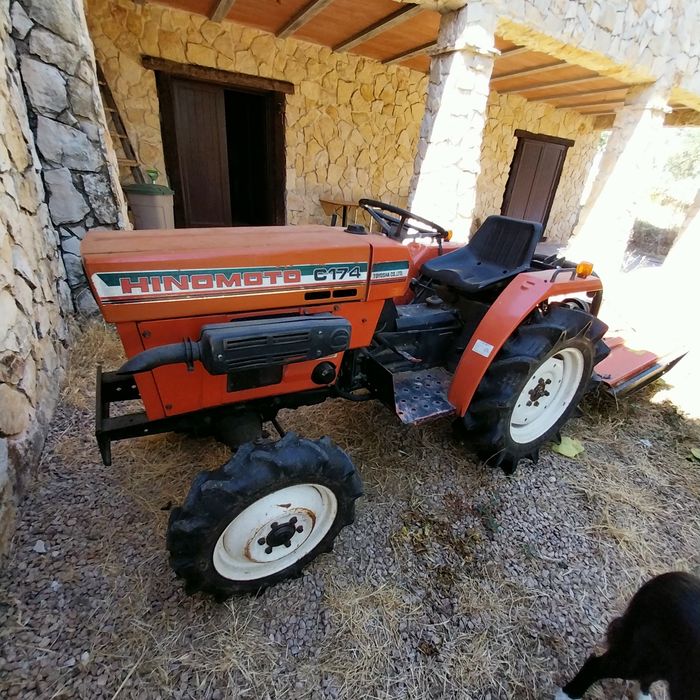 Conjunto tractor + empilhador elétrico pode ser trasportado com a carga