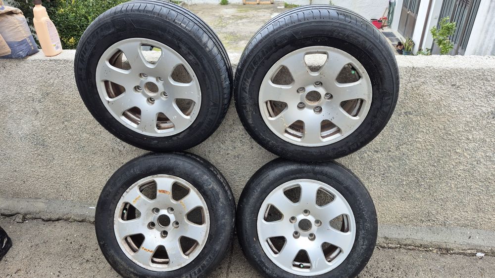 Jantes Originais Audi R15 (5 Furos) com Pneus (2 Bons / 2 Maus)