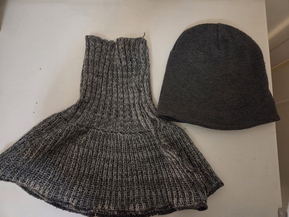 Szare komin z golfem i czapka