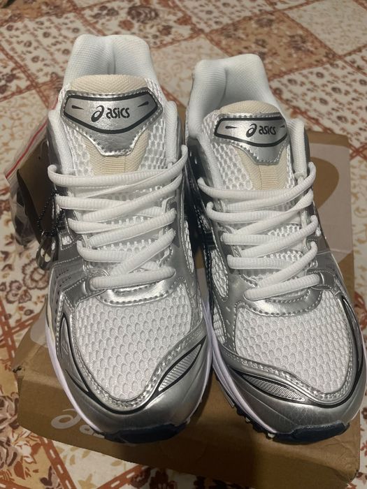 ASICS Gel-Kayano 14 com fatura