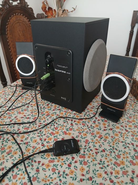 Sistema de som da CREATIVE. Duas colunas de agudos e um subwoofer