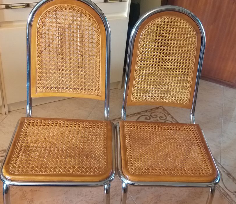 Mesa oval e cadeiras em palhinha