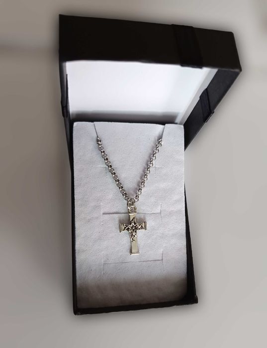 Prosty, delikatny łańcuszek ze stali chirurgicznej z Krzyżykiem. 55 cm