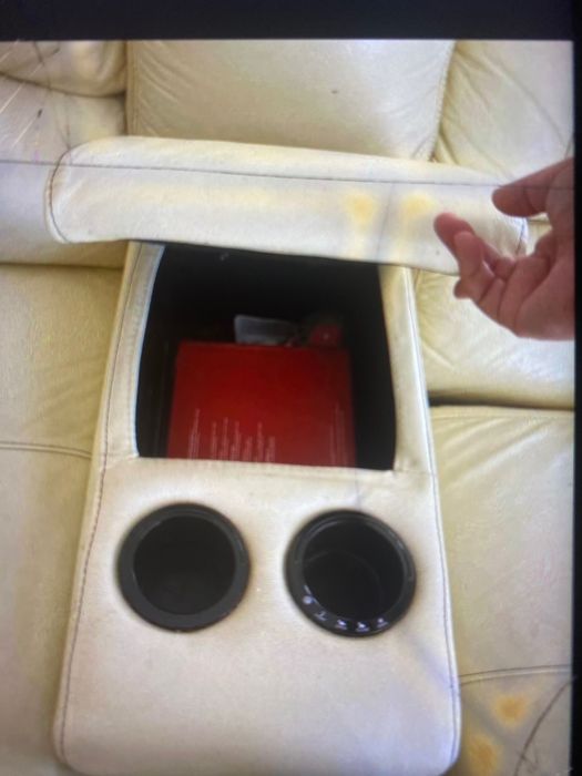 Sofà com varias opposé em bom estado