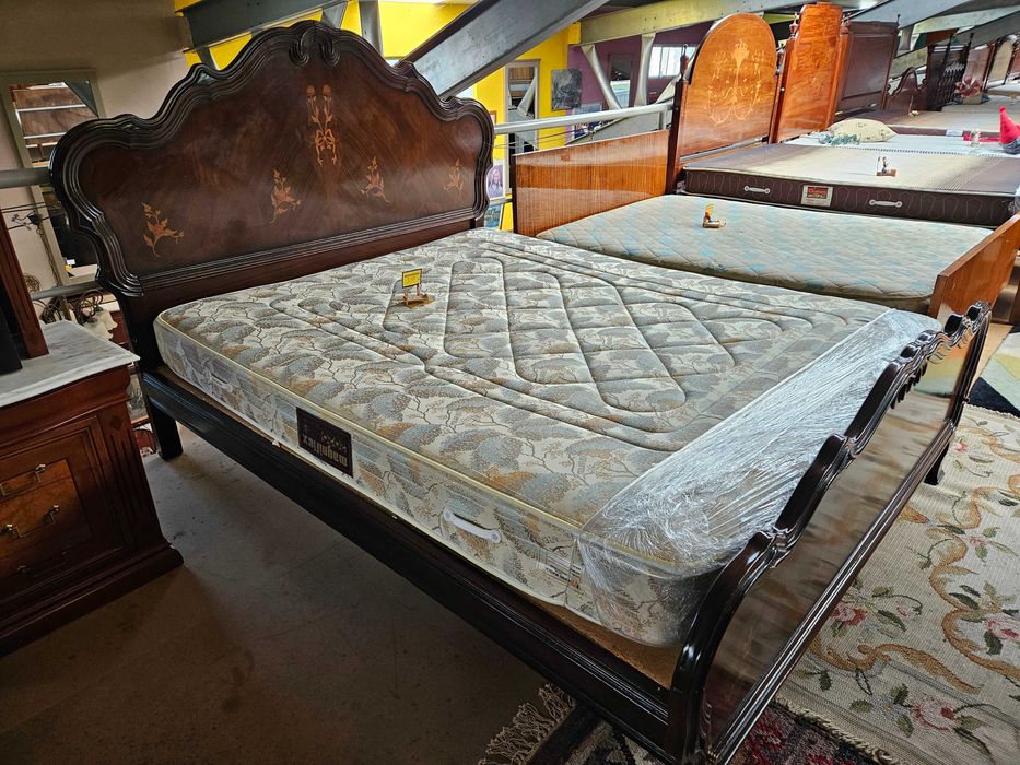 Excelente cama com estrado e colchão - Bom estado geral