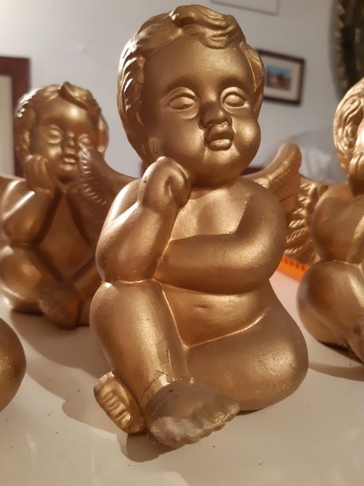 Anjos em loiça dourados