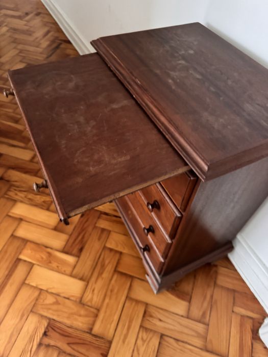 Pequena comoda ou mesa cabeceira madeira macica