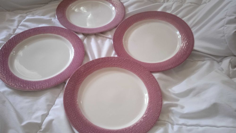 Набор тарелок . . .