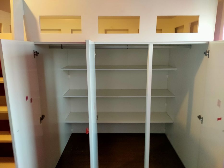 Cama madeira com armários