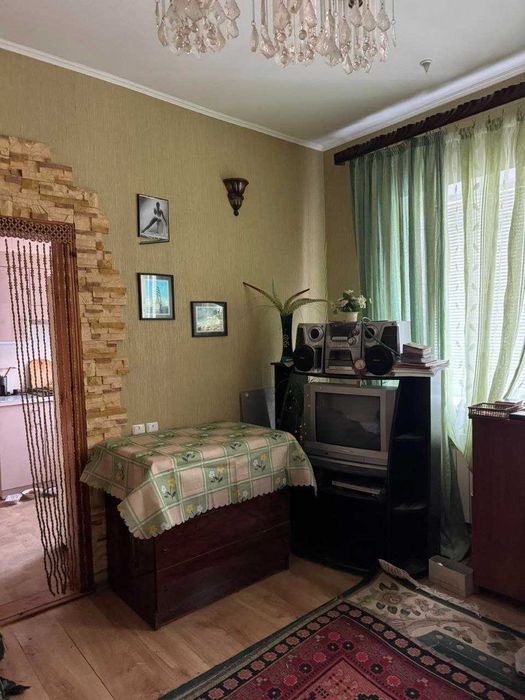 Продається двокімнатна квартира з двором, гаражом та городом