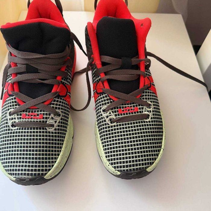 Оригинальные мужские кроссовки Nike LeBron Witness VII — Размер 42 (26.5-27 см)