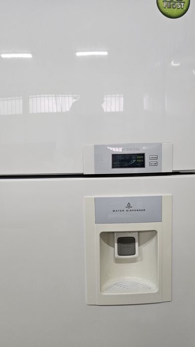 Frigorífico LG GR-642QVP com dispensador de água