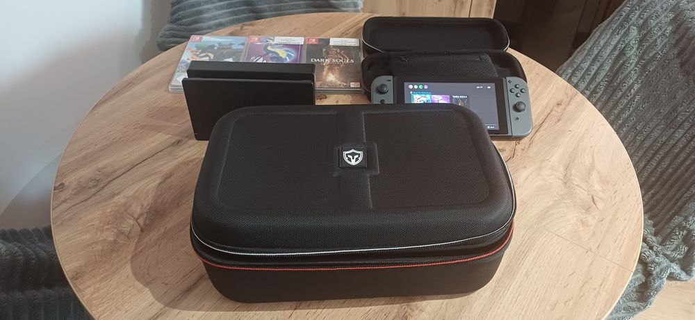 Sprzedam konsolę Nintendo świtach V1