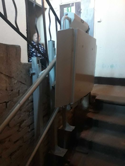 Підіймальна прямолінійна присходова платформа