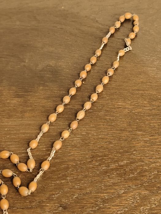 Stary drewniany różaniec z napisem Betlejem ⁴⁶