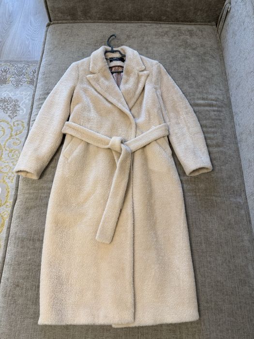 Продам пальто бежевого кольору